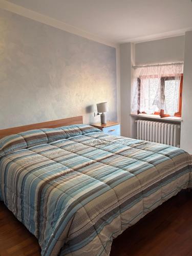 a bedroom with a large bed in a room at Residenza Via Rocca Tre in Lazise