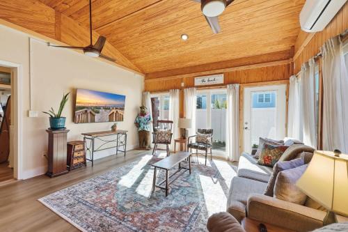 a living room with a wooden ceiling at Sunny Beach Bungalow Pet Friendly Near Beach in Myrtle Beach