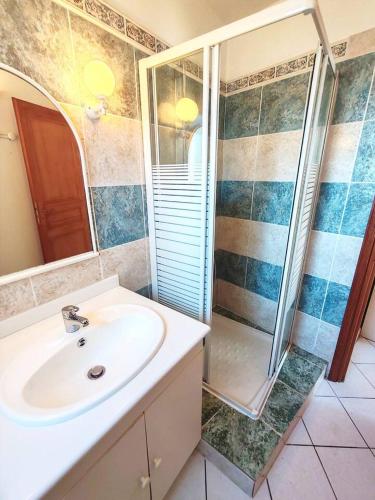 a bathroom with a sink and a shower at Maison proche plage et commodités in Meschers-sur-Gironde