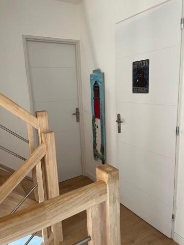 a room with a door and a wooden bench at Amélia HOST chambre climatisée in Saint-Rémy-lès-Chevreuse