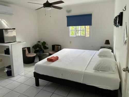 เตียงในห้องที่ Caribo Cozumel