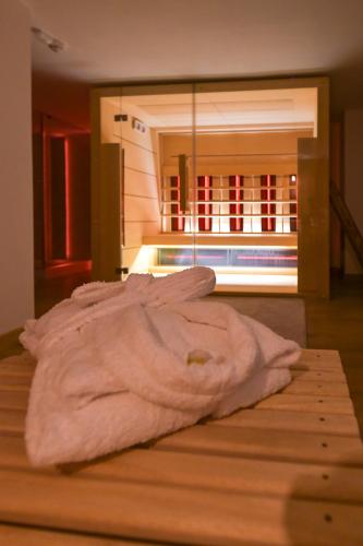 a pink blanket sitting on top of a table at Apartamenty Tilia Laskowa - Zator in Laskowa