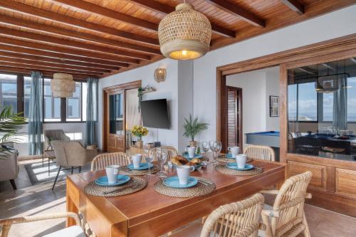 Casa Bonica - Ocean Views - Beach 2 min By Lanzarote Vacation Homes