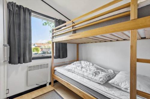 a bedroom with two bunk beds and a window at S722-Stroby-Ladeplads-Svalemosevej-36 in Strøby Ladeplads