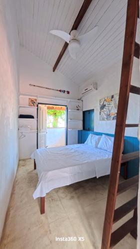 a bedroom with a bed and a ceiling fan at Janaína Picinguaba in Ubatuba