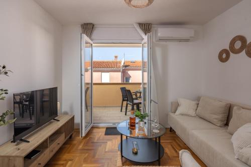 Apt Xenia Walk To Beach with Balcony - Happy Rentals