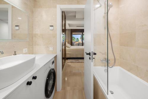 La Perla del Mar - Exclusive Sea View Apartment, Bahía de la Plata, Estepona