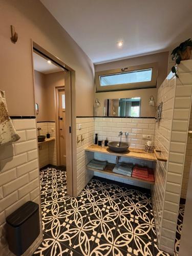 a bathroom with a sink and a mirror at In de Hemmele bij Maria in Lievelde