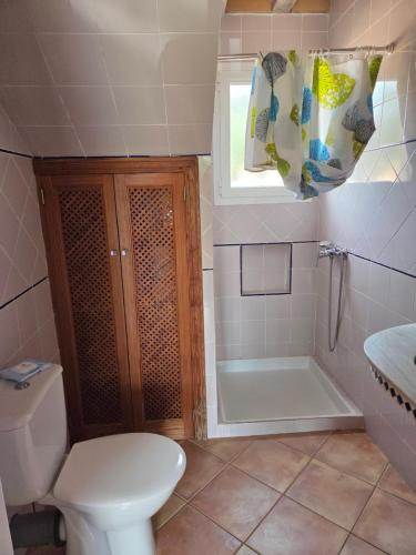 a bathroom with a toilet and a tub and a sink at Sa Torreta in Algaida