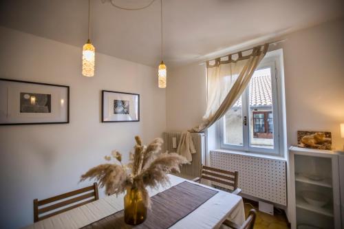 a dining room with a table and a window at Casa Caramello in Faggeto Lario 