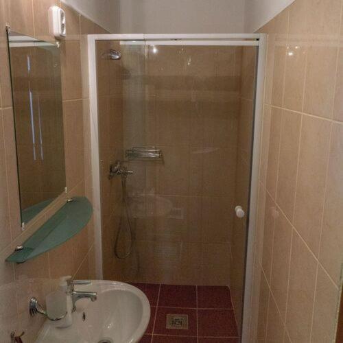 a bathroom with a shower and a sink at Feketebács Nyaralóház in Káptalantóti