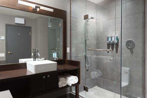 Bilik mandi di Hôtel Baker