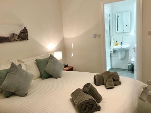 a bedroom with a bed with towels on it at Silver Birch Cottage in Aviemore