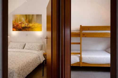 ein Schlafzimmer mit einem Bett und einem Etagenbett in der Unterkunft Maison 25 in Houffalize