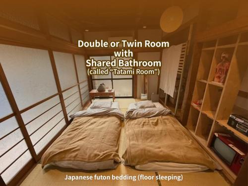 a room with a bed in a small room at アーバンジャングル in Tokyo