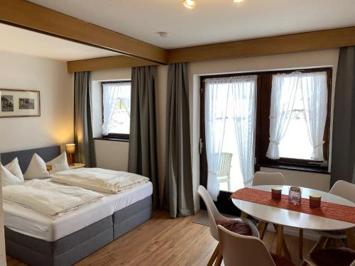 a hotel room with a bed and a table at Ferien- und Reiterhof Ochsenkopf in Missen-Wilhams