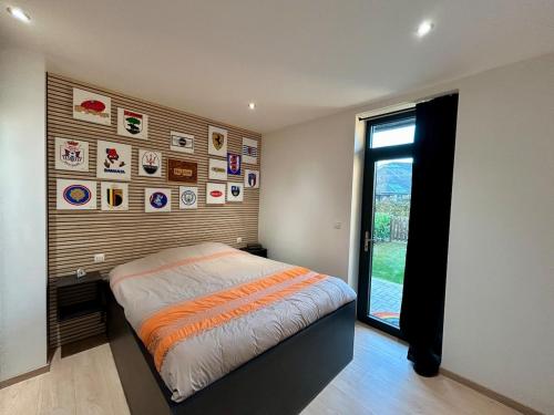 a bedroom with a bed and a window in it at Appartement de Standing Plein Centre-Ville "L Atelier de Joss" in Bastogne