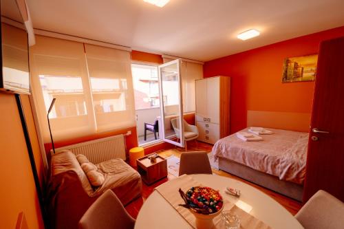 a room with a bed and a table in a room at Stan na dan DM Uzice in Užice
