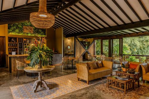 a living room with a couch and a table at Tukki Ecolodge Hotel in Filandia