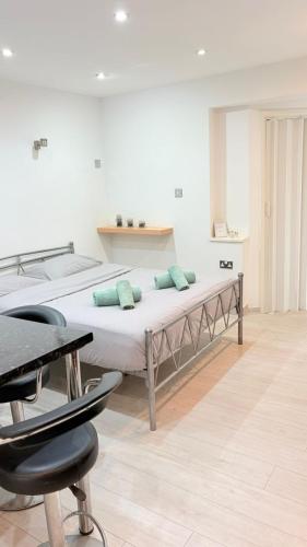 una camera da letto con un letto grande e una sedia di Theodoros Apt.22 a Paralimni