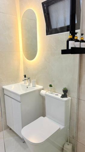 un bagno bianco con un water e un lavandino di Theodoros Apt.22 a Paralimni