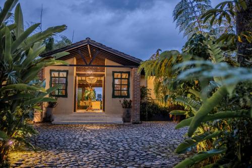 a house with a stone driveway leading to the front door at Tukki Ecolodge Hotel in Filandia