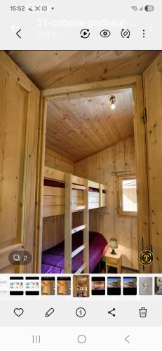 a room with two bunk beds in a cabin at Cabane bois insolite vue montagne piscines famille in Laruns