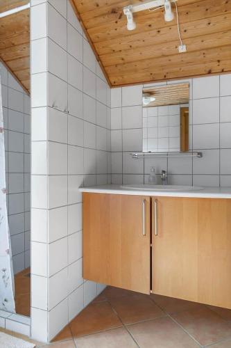 a bathroom with a sink and a mirror at 0326-Romo-Sandloberen-3 in Høm