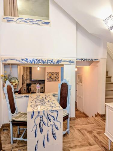 a kitchen and dining room with a table and chairs at Charming Portuguese style apartment, for rent "Vida à Portuguesa", "Fruta or Polvo" Alojamento Local in Portimão