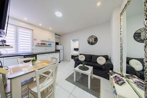 Zagreb 233 - 2 Bedroom - Terrace - New - Apartment - Flexible Keybox Entry - Modern - Monthly Rent - WiFi