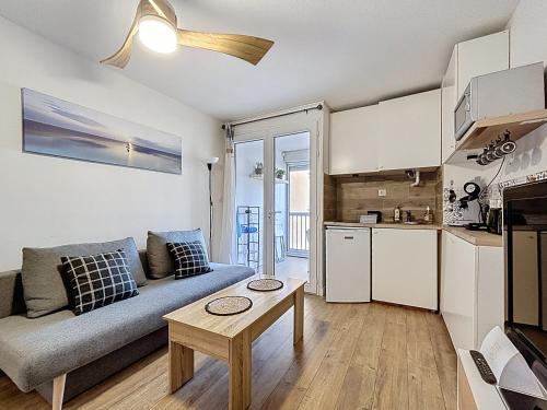 a living room with a couch and a table at Cocon Cosy in Carnon-Plage