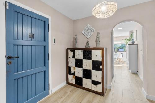 a blue door in a hallway with a chessboard at Ca Marga in Santa Pola