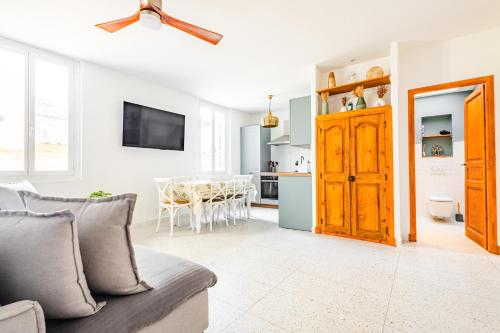 Bright Apartment Renovated in Center of Old Antibes