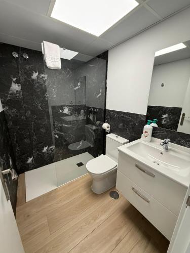 a bathroom with a toilet and a sink at Céntrico apartamento en Valdemoro in Valdemoro