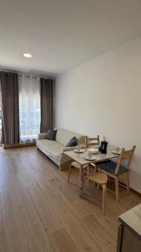 a living room with a couch and a table and chairs at Céntrico apartamento en Valdemoro in Valdemoro
