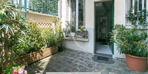 Studio Apartment Small renovated house in Paris