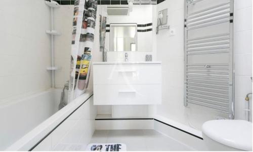 Studio Apartment Small renovated house in Paris