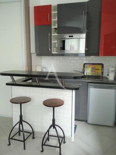 Studio Apartment Small renovated house in Paris