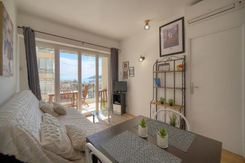 FRGK Fauvettes 1BDR Terrace, Parking, AC & Ultra-Fast Wi-Fi