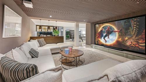 VACATION MARBELLA I Villa Fleur, Rooftop Hot Tub, Heated Pool, Sauna, Cine, GYM, Sea View, Close to The Beach