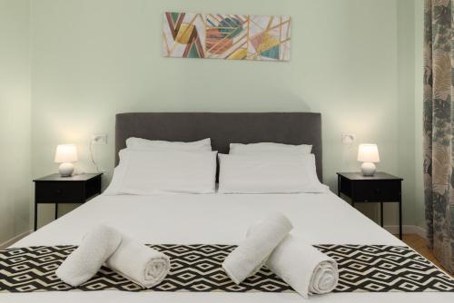 ein Schlafzimmer mit einem großen weißen Bett und zwei Lampen in der Unterkunft Vicolo 6 in Bollate