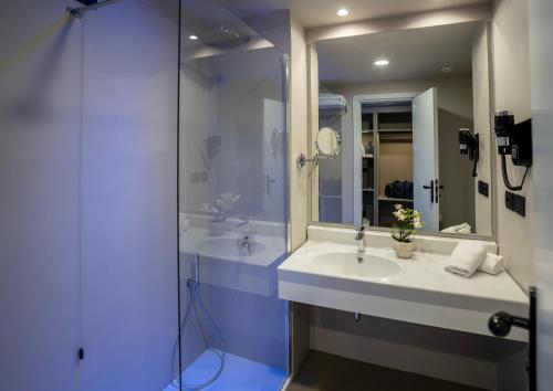 A bathroom at BV Hotel Oly
