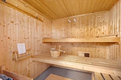 a wooden sauna with a bench and a bucket in it at 0162-Romo-Rabjergvej-97 in Høm