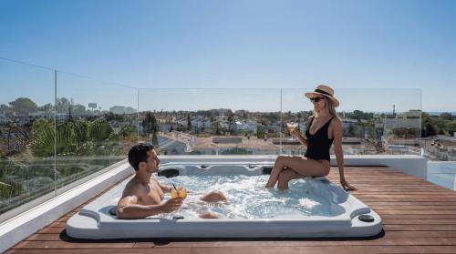 VACATION MARBELLA I Villa Fleur, Rooftop Hot Tub, Heated Pool, Sauna, Cine, GYM, Sea View, Close to The Beach