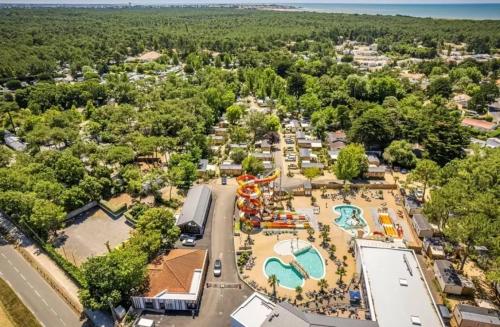 an overhead view of a water park at ZEcamping animations espace aquatique piscine couverte et restaurant in Saint-Hilaire-de-Riez