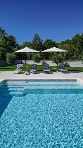 Deluxe Villa Vonskari with Heated Pool and Complete Privacy