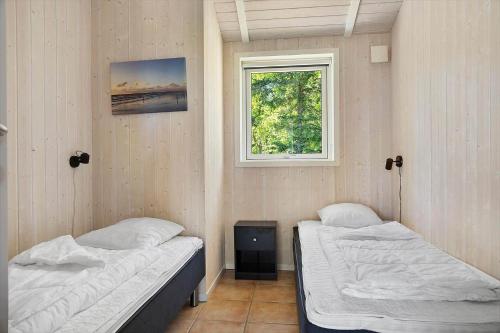 two twin beds in a room with a window at 0390-Romo-Lyngvejen-45-A in Høm