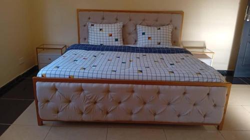 Llit o llits en una habitació de Royal Homes