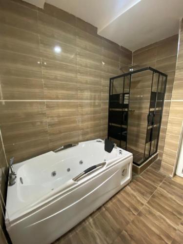 eine große weiße Badewanne in einem Badezimmer in der Unterkunft Mathelm Hotel in Ikorodu