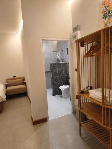 a bathroom with a shower and a toilet in a room at เดอะมูนไลท์วิลล่าพะเยา in Phayao